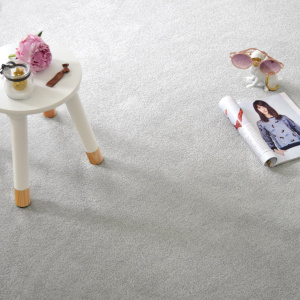 Moquette Paillettes Star Gris avec table basse et objets décoratifs dans une ambiance douce