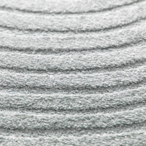 Gros plan du tapis Circle gris bleuté, texture en relief douce et épaisse