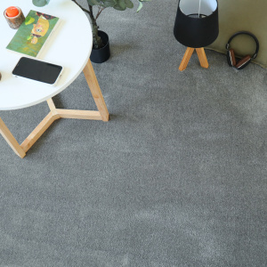 Moquette douce Hypnose Gris acier avec mobilier contemporain et surface textile douce