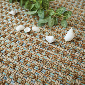 Gros plan sur la moquette Népal Natté 4x4 Nature Multicolor Bleu et son tissage épais aux accents bleus