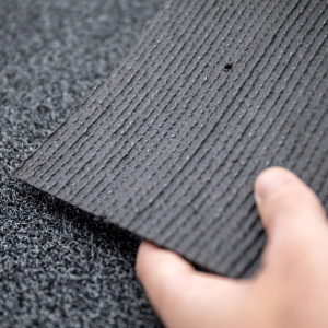 Zoom sur la sous-couche du gazon anthracite événementiel - 8 mm