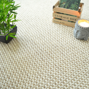 Texture naturelle Albury Blanc crème, moquette laine et sisal dans un décor végétal