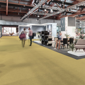 Moquette événementielle Stand Expo beige dans un salon professionnel ou espace de démonstration