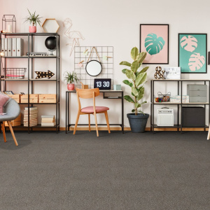 Moquette velours Feelings Balsan Marron Opium 670 dans salon coloré avec mobilier et décoration contemporaine