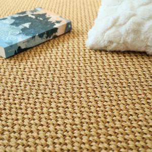 Moquette végétale Slow doré en sisal avec tissage fin et accessoires décoratifs