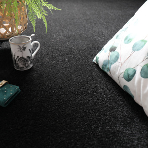 Moquette Manège Noir surface confortable avec mise en scène déco moderne et graphique