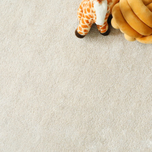 Ambiance douce et rassurante avec moquette Lumicolor beige clair et décoration enfantine