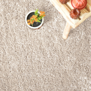 Moquette shaggy beige Back70, surface douce et confortable dans ambiance naturelle