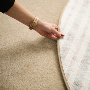 Envers tapis Hypnose beige nude finition soignée et maintien optimal