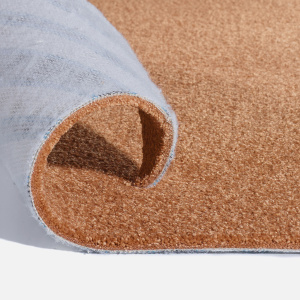 Moquette Kawaii corail ultra douce, détail du revers et du confort moelleux