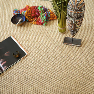 Moquette tissé plat Natté Sumatra Naturel avec accessoires déco et ambiance chaleureuse