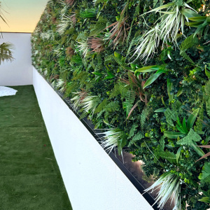Mur végétal artificiel - Forêt tropicale - Intérieur et extérieur installé en brise-vue le long d’un mur