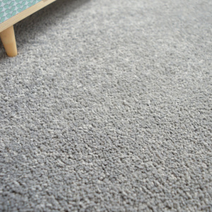 Moquette Manège Gris éléphant gros plan sur fibres épaisses et douces
