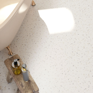 Sol vinyle Prestige Batitec - Coronet T10 à motif terrazzo beige et gris clair dans une salle de bain baignée de lumière naturelle