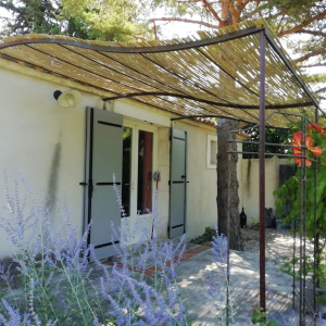 Canisse en bambou refendu - Occultant naturel traitée anti-UV créant un espace ombragé devant la maison