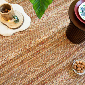 Tapis sur mesure en fibres naturelles tissé à plat Aztlan – scène lifestyle avec assiette et éléments boisés