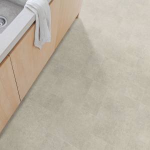 Sol vinyle District NY aspect béton minéral beige clair, détail des nuances et effet matière