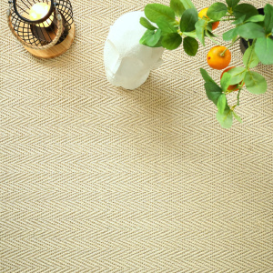 Sisal Veracruz Chevron Blanchi vue d’ensemble avec accessoires déco naturels