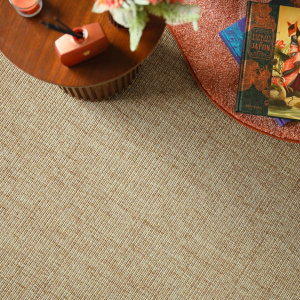 Moquette Yoga Beige naturel avec texture effet coton et magazine dans une ambiance déco cosy