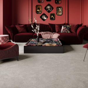 Moquette Pulse Argile beige intégrée dans une pièce à l’esprit intimiste, apportant une douceur veloutée et une élégance discrète