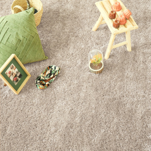 Tapis épais Back70 Shaggy beige dans ambiance rétro chaleureuse et naturelle
