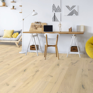 Parquet contrecollé huilé click à plat chêne blanchi dans bureau au décor épuré