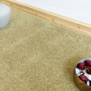 Moquette ultra douce Kawaii Vert tendre avec plateau miroir et fruits rouges dans un salon lumineux