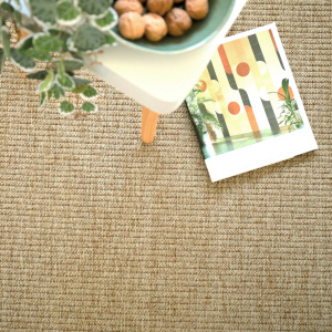 Moquette tissé plat Pilates Beige naturel avec plante et magazine dans une ambiance déco naturelle