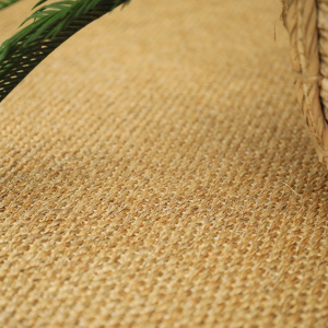 Revêtement de sol en sisal Tulum miel avec panier cache-pot et feuillage, style naturel et authentique