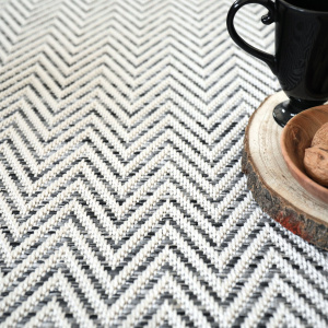 Tapis tissé plat Java Chevron blanc ganse coton anthracite - gros plan