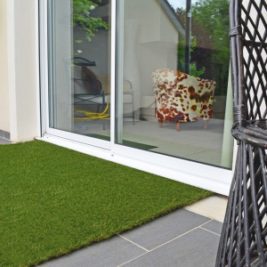 Tapis sur mesure en gazon synthétique Vincennes 35 mm idéal pour terrasses, balcons et extérieurs contemporains