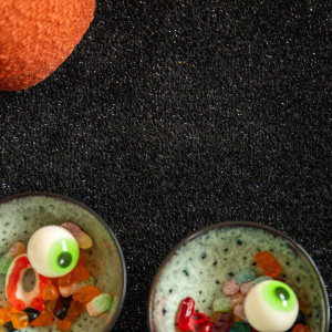 Tapis Miaou Halloween - Chat noir pailleté - Édition limitée, velours noir scintillant décoré de friandises monstrueuses