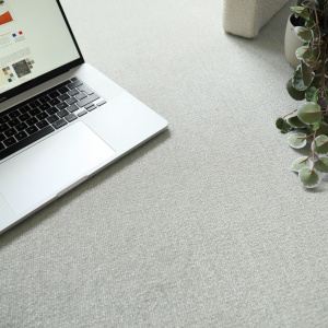 Moquette Sylon gris galet avec ordinateur portable posé sur le sol textile