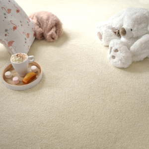 Moquette Select Beige clair avec peluches et plateau dans une ambiance douce et réconfortante