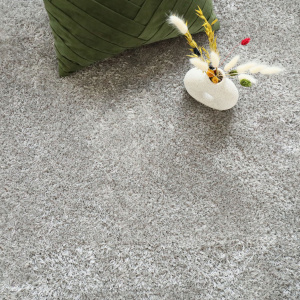 Tapis sur mesure Éclat FusionBac velours épais gris clair aux fibres longues dans une ambiance douce et élégante