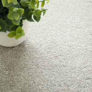 Dalle moquette velours gris perle en gros plan avec texture douce et fibres épaisses