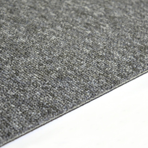 Gros plan sur les fibres résistantes de la dalle textile gris argent U3P3
