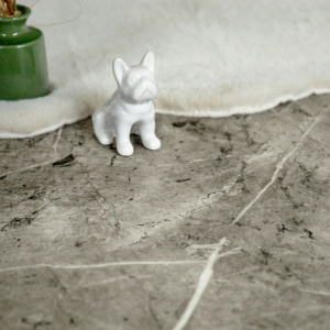 Sol lino tendance effet marbre gris dans salon, revêtement durable pour zone de passage
