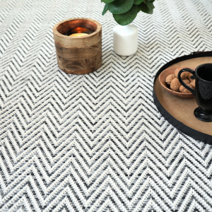 Moquette tissé plat Java Chevron Blanc avec tasse et accessoires déco dans une ambiance élégante
