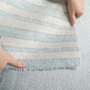 Tapis sur mesure gris givre Pulse, détail du revers et de l’épaisseur du tapis