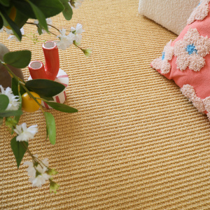 Zoom sur le sol sisal grosses boucles Cancun Naturel avec objets décoratifs et coussin brodé, intérieur cosy