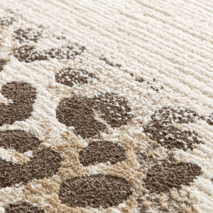 Tapis de salon Sauvage crème motif léopard, texture velours et relief sophistiqué