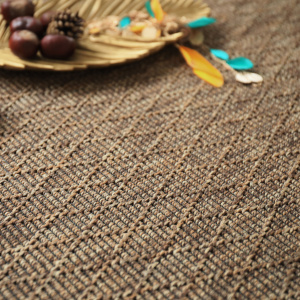Tapis intérieur / extérieur Timika - Marron camel - Galon noir, tissage plat texturé avec plateau en bois, marrons et pommes de pin