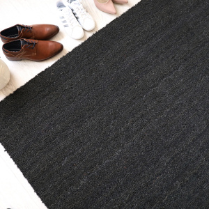 Paillasson - Tapis brosse Coco - Anthracite - Ep. 17 mm installé dans une entrée