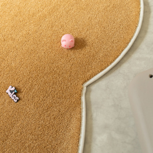 Tapis Miaou - Chat Kawai - Ocre jaune, détail du velours ras et du galon blanc sur le contour arrondi