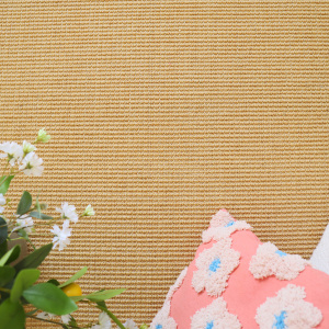 Ambiance déco douce avec tapis sur mesure sisal grosses boucles Cancun naturel