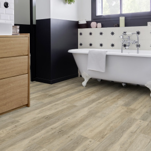 Lame vinyle Gerflor Creation 40 rigid acoustic Longboard à clipser dans une salle de bain moderne