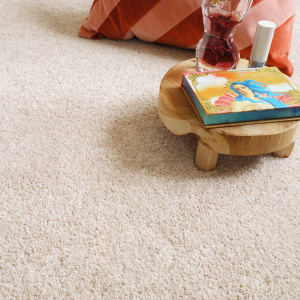 Ambiance relaxante avec moquette polyester recyclé Re-life Beige nude et espace lecture