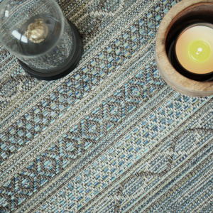 Moquette tissé plat Aztlan Blue multicolor détail tissage avec motifs géométriques fins