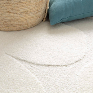 Gros plan du tapis de salon Flower Power crème, effet relief floral apaisant